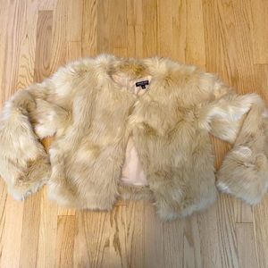 Cropped faux fur coat🤍